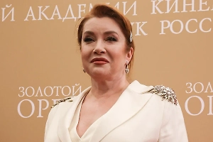 Актриса Вера Сотникова в ужасе от «комков» после лифтинга, косметолог показала фото до и после