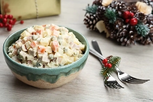 Российские космонавты приготовили оливье на МКС ко дню рождения коллеги-американки