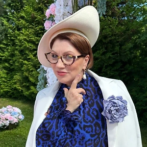 Если мы говорим про тёщу и то, как с ней ужиться, то, скорее всего, мама жены должна идти навстречу своему зятю. В отношениях, где есть более взрослые, ответственность всегда на старших. Опыта больше, знаний больше. Мне кажется, что любящие родители должны принять выбор своих детей и сделать всё для того, чтобы у них сложилось. Тем более есть собственный опыт. Нет такого прецедента, что все дети плохие. Это история больше про свекровь. Поэтому тёща должна быть внимательна к своему зятю прежде всего.