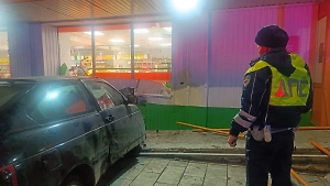 На Урале водитель легковушки сбил трёх девочек у магазина, две из них погибли