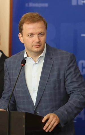 Потребление, по данным Росстата, остаётся на уровне выше прошлогоднего: торговые сети фиксируют устойчивый оборот в непродовольственном сегменте, особенно в строительных и бытовых товарах. Это говорит о том, что население продолжает тратить, несмотря на осторожность в кредитах и рост ставок. Банковский сектор, кстати, показывает адаптацию к новым условиям: после летнего охлаждения кредитование предприятий снова растёт, а просрочка остаётся на минимальных значениях.