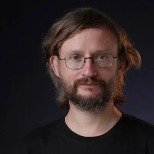 Мы стали заметно выше и стройнее. Это акселерация — ускорение развития. Люди выросли на 10–15 сантиметров, а в некоторых регионах — и того больше. Лицо практически не изменилось за этот период. Для значимых изменений требуется от 50 до 300 тысяч лет. Для небольших перемен вроде другого цвета кожи или глаз — и четырёх тысяч лет достаточно. Сто лет — это слишком мало.