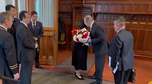 Лавров с цветами встретил главу МИД Северной Кореи в Москве