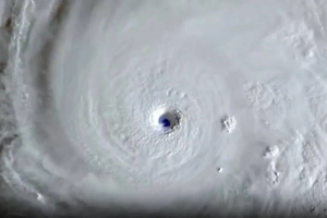 Опубликовано видео, снятое изнутри воронки урагана «Мелисса» высшей категории