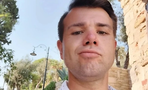 Бил проводом от фена и бегал с шампуром: Падчерица Полежайкина из «Папиных дочек» рассказала о насилии