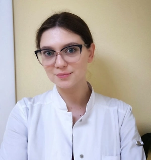 Из-за похолодания и плохой погоды уменьшается физическая активность, мы в целом меньше гуляем, например. А ещё в рационе становится больше жирной и солёной пищи. Всё это в совокупности может негативно сказываться на артериальном давлении.