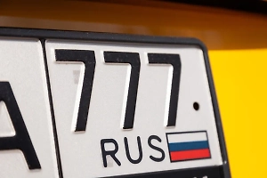 Водителей предупредили о штрафе за номера без флага России с 1 января 2025 года