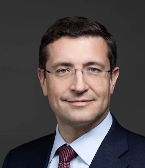 Глобальная финансовая помощь – это база. Но для родителей очень своевременным становится «Подарок новорожденному». Мы ввели эту меру поддержки с июля этого года. Все семьи, где появляются дети, получают электронный сертификат номиналом 20 тысяч рублей, с его помощью можно приобрести полезные детские товары, выпущенные нижегородскими производителями. Ассортимент продукции очень богат. Мы решили отказаться от готового набора предметов и предоставить семьям возможность выбора. Это не просто финансовая помощь, а теплый жест заботы и внимания. 