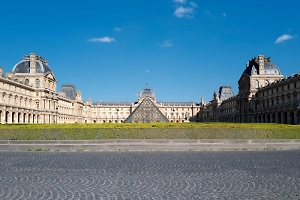 У полиции Франции появились две основные версии ограбления Лувра