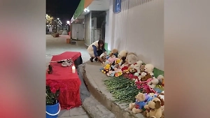 На Урале на месте ДТП, в котором погибли две девочки, создан стихийный мемориал