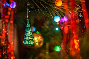 Ретро-футуризм, экологичность и handmade: Украшаем ёлку к Новому году вместе с Life.ru