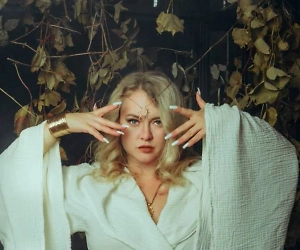 Если фигура получится чёткой и ясной, словно цветок или звезда, — вас ждёт яркое, значимое событие; если воск растечётся тонкой плёнкой — год будет плавным, временем для отдыха и накопления сил; если же он соберётся в бесформенный ком — готовьтесь к периоду неопределённости, когда важно прислушиваться к знакам, а не действовать сгоряча; а если воск утонет или разобьётся — ждите резких, судьбоносных перемен.