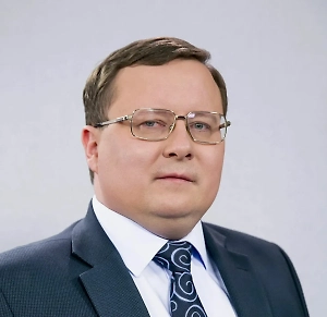 Если вам нужна квартира, в которой будете жить, надо точно покупать сейчас и не ждать снижения ключевой ставки в 2026 году. Снижение ставки спровоцирует рост цен на жильё. Я думаю, ключевая ставка будет на конец 2026 года 12–13%, но цены на жильё всё равно вверх пойдут. Так и рынок думает. Соответственно, там и цены пойдут вверх.