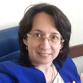 Сегодня простые стеклянные шары стоят от 1500 рублей, матрёшки — ещё дороже. За фигурки (набор) из ваты и папье-маше, производство которых налажено в Коломне и в Крыму, придётся заплатить около 6000 рублей. Цены на игрушки класса люкс могут достигать и 185 тысяч рублей. Если рассматривать более бюджетные варианты украшения, то можно выбрать пластиковый шар без рисунка — от 60 рублей, или небольшую стеклянную игрушку за 89 рублей.