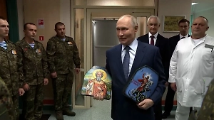 Иконы, подаренные Путину российскими бойцами, написаны на бронепластинах