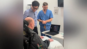 Парализованному британцу вживили в мозг чип и теперь он силой мысли играет в компьютер