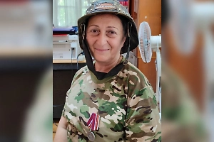 «Чужих детей не бывает»: Многодетная мать регулярно ездит на фронт и помогает бойцам