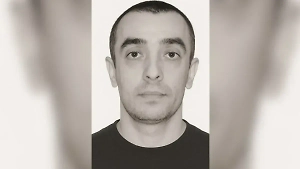 Миллиардеру Сулейманову предъявлено обвинение в убийстве. На суде он стоял спиной к залу и прятался от камер