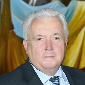 А теперь принцип простой: когда были какие-то успехи, вот эта авантюра с Курском, Зеленский и Сырский ели вместе сладкую ягодку, а горькую ягодку Зеленский абсолютно не хочет есть сам. Поэтому надо найти не виновного, потому что виновный — Зеленский, а крайнего. И вот таким крайним сейчас определяют Сырского. Его, во-первых, не любят в армии, потому что он считается генералом-мясником, который бросает на мясные штурмы. А что ему делать, когда Зеленский, по сути, отдаёт такие безумные приказы? Зеленский и Сырский — это два сапога пара. Но в данном случае надо кого-то принести в жертву.