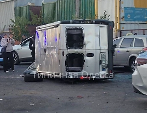 Разъярённая толпа одесситов перевернула автобус ТЦК и отбила парня у военкомов