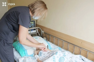 Врачи вытащили с того света трёхлетнюю девочку, которую отец выбросил из окна в Уфе