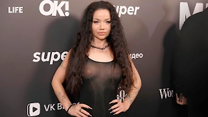 Бьянка вслед за Сидни Суини вышла на дорожку в откровенном платье и сверкнула прелестями