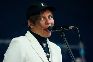 Фронтмен «Мумий Тролля» Лагутенко пытается заработать на продаже носков и ёлочных игрушек в РФ