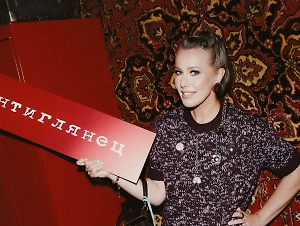 Познер встал на одно колено перед Собчак в Париже