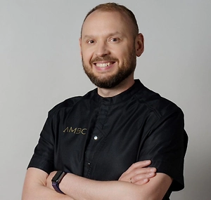 Молочные продукты — главный источник кальция и фосфора. Эти минералы участвуют в реминерализации, то есть в естественном восстановлении структуры эмали после микроповреждений. Чем она крепче, тем меньше риск кариеса и чувствительности зубов. Кроме того, твёрдые сыры нейтрализуют кислоту во рту и создают щелочную среду, благоприятную для зубов.