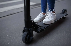 В Сочи 8-летнего мальчика на электросамокате дважды сбили машины, ребёнок погиб