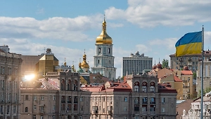 В Киеве приспустили главный флаг Украины: что произошло