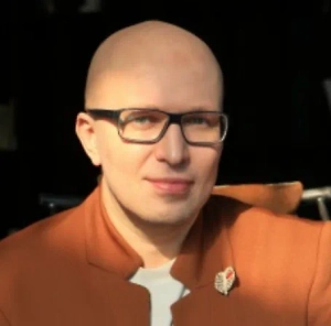 Усталость бывает разной. Физическая — когда тело больше не тянет. Эмоциональная — когда всё раздражает и не радует. Когнитивная — когда мозг не выключается даже ночью, продолжая решать несуществующие задачи. И если физическую можно снять сном и отдыхом, то когнитивная — самая опасная. Она долго маскируется под «я просто уставший», «ещё немного потерплю», «вот сдам отчёт — и всё». Но именно она убивает. Не сразу, без внешнего драматизма, а тихо, изнутри.