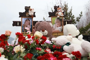 «Рвётся сердце, в душе буря»: Сотни жителей Ревды простились с девочками, которых сбил пьяный лихач