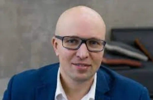 Потому что все эти марафоны эффективности и переработки — социально одобренное самоубийство. И пока общество аплодирует трудоголикам, а руководители пожимают руки и вручают грамоты, в их свидетельствах о смерти будет стоять слово «инфаркт», а не «изношенность».