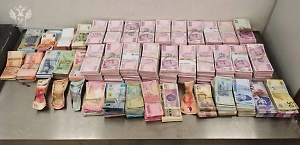 Контрабандист со 110 тыс. долларов дал дёру от таможенников в Шереметьево