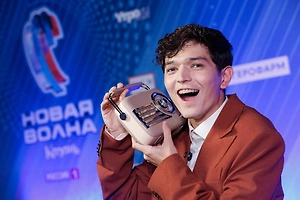 Певец Акмаль высказался об СВО после отмены концертов из-за жёлто-синего подарка