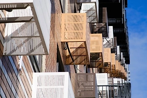 Отважные сочинцы спасли женщину, которая спряталась от пожара на кондиционере