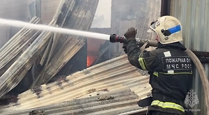 Сильнейший пожар охватил автосервис на юге Москвы