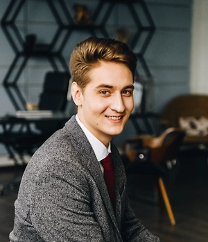 Главное — не спешить. Если пожилой продавец торопит вас с подписанием, это уже тревожный сигнал. Лучше потратить несколько дней на проверки, чем потом потерять и квартиру, и деньги