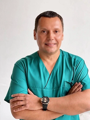 Защемление может быть вызвано очень разными факторами. Это и хронические заболевания — артрозы, межпозвоночные грыжи, остеохондроз, сколиоз и травматическое воздействие: ушибы, падения, чрезмерная нагрузка на позвоночник и мышцы таза. Иногда виноват и образ жизни — лишний вес, малоподвижность. Часто защемление проявляется на фоне беременности, когда во втором и третьем триместрах матка давит на мышцы таза.