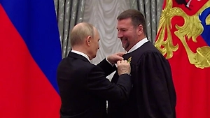 «У вас мантия, как броня!»: Пастор объяснил казус на церемонии вручения госнаград Путиным