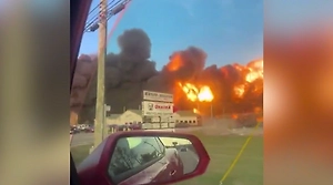 Ужасающие кадры крушения грузового самолёта в США — что известно к этому часу