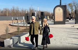 Shaman и Мизулина возложили красные розы на военном кладбище «Донецкое море»