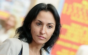 Мы с братом в детстве очень много читали, и у меня папа отнимал книги. И у брата тоже. Мы даже читали с фонариком под одеялом. Надо объяснять детям, не отбирать. У меня был период, когда мои дети подсели на планшеты, месяца три-четыре я потратила. Сейчас они могут поиграть, но это очень редко. Довольно быстро это прошло. Но я не забирала ничего.