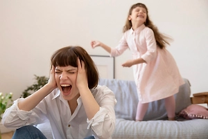 Психиатр назвал Life.ru сигналы материнской депрессии после убийства девочки, чьё тело нашли в диване