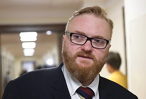 Папа военный, работал за границей, и я его видел очень редко. И мама была завучем, и её тоже видел очень редко. Меня воспитывали детский сад, школа, улица, ленинградский Невский проспект и рок-клуб. Рос я хорошо. Детей тоже пытаюсь воспитать самостоятельными людьми. Сейчас вот каникулы, потому ходят со мной, оставлять не с кем.