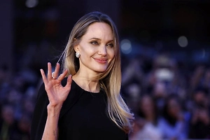 Сотрудники ТЦК чуть не мобилизовали охранника Анджелины Джоли — пришлось вызволять его из военкомата