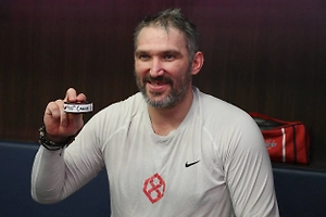 Вратарь «Сент-Луиса» хотел украсть шайбу, которой Овечкин забил 900-й гол в НХЛ