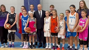 Путин в Самаре пообщался и сфотографировался с юными спортсменами