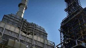 Мощный пожар на белорусском НПЗ «Нафтан» тушат 17 машин МЧС и 70 спасателей